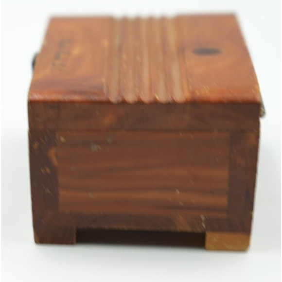 Vintage Myrtle Beach Cedar Wood Souvenir Box – Brass Clasp & Footed Base - Picture 4 of 6